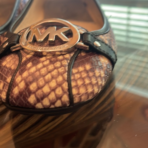 Size 8.5 Brand new only worn one time. Letter upper in mint condition MK. - Picture 7 of 8